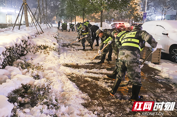 雨花区人武部组织民兵扫雪除冰 全力保障市民平安出行