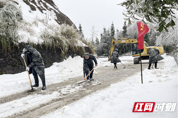 蓝山县基干民兵在山路除雪.jpg