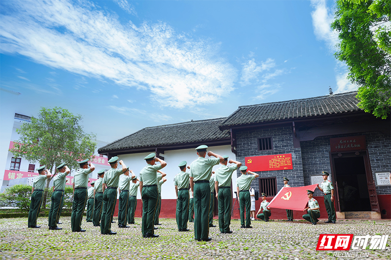 2024年6月,中队组织官兵赴“支部建在连上”实践地叶家祠,开展入党宣誓暨重温誓词活动。.jpg 2024年6月,中队组织官兵赴“支部建在连上”实践地叶家祠,开展入党宣誓暨重温誓词活动。.jpg