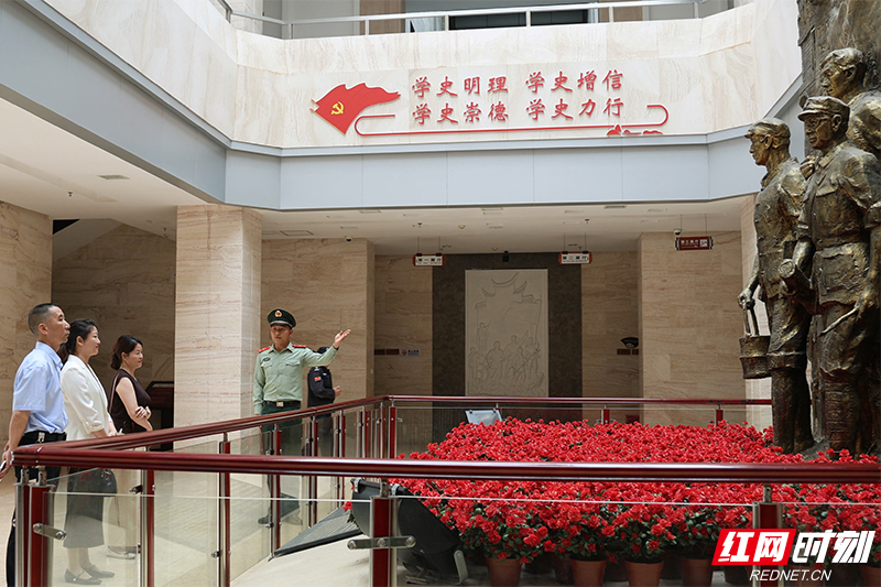 2025年5月,中队官兵在红军标语博物馆义务担任讲解员。.jpg 2025年5月,中队官兵在红军标语博物馆义务担任讲解员。.jpg