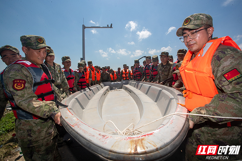 湖南民兵奋战在岳阳市华容县团洲垸灾区.jpg