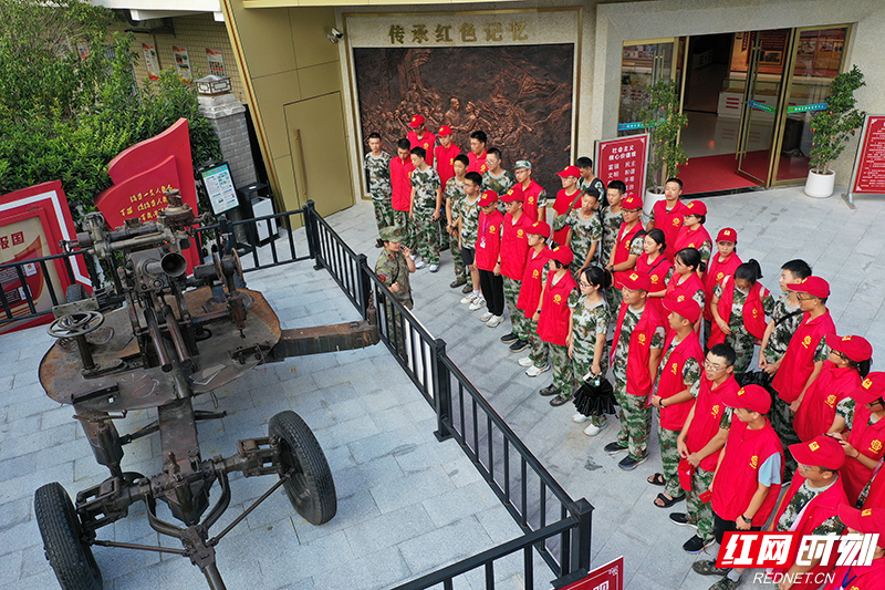湖南省鹤城区人武部民兵在给同学们讲解武器装备.jpg