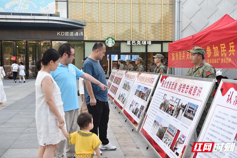 市民观看“民兵活动日”宣传展.jpg