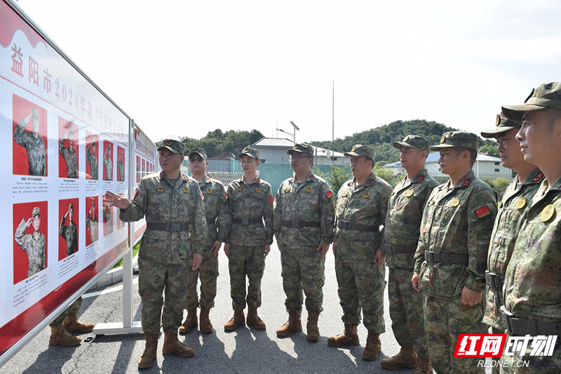 参训民兵集中学习先进民兵事迹.jpg