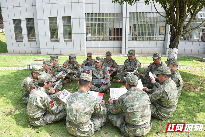 民兵学习《民兵工作手册》，开展讨论交流.jpg