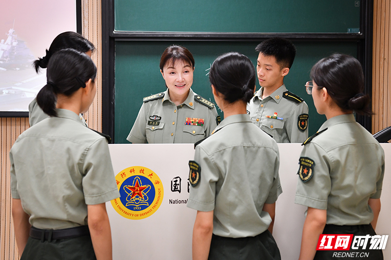 课后学员们围着傅婉娟教授讨论问题.jpg