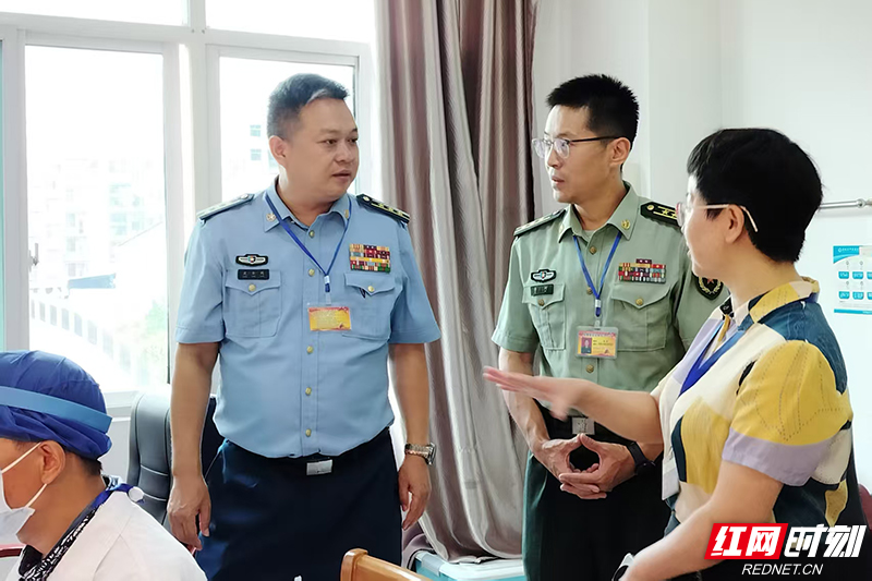 人武部领导到现场指导体检.jpg