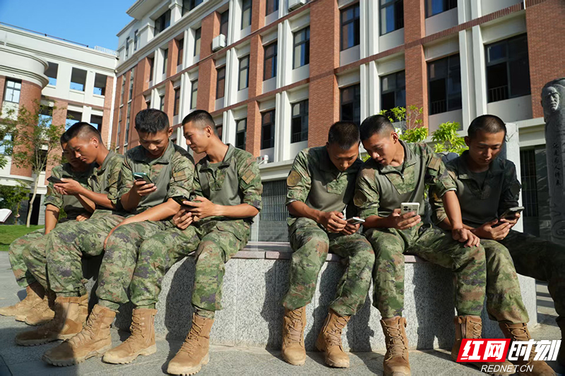 陆军第73集团军官兵收看直播.jpg 陆军第73集团军官兵收看直播.jpg