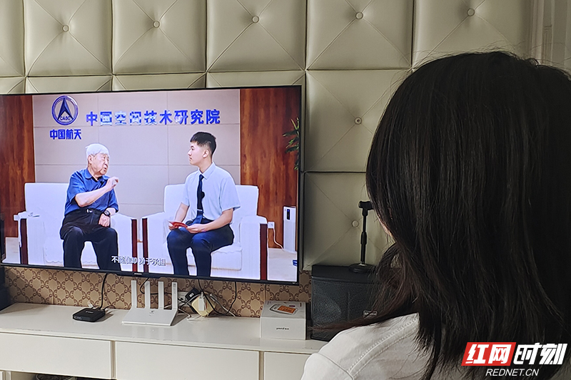 国防科技大学空天科学学院即将入学新学员在家中收看直播.jpg 国防科技大学空天科学学院即将入学新学员在家中收看直播.jpg