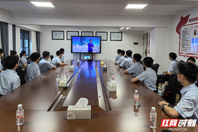 国防科技大学空天科学学院地方生学员在学校收看直播.jpg 国防科技大学空天科学学院地方生学员在学校收看直播.jpg