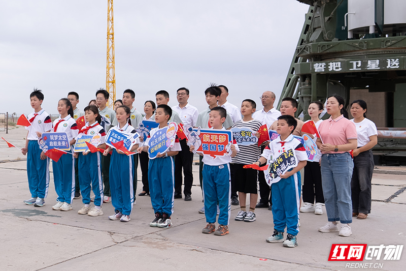 国防科技大学附属中小学的师生合唱《东方红》.jpg 国防科技大学附属中小学的师生合唱《东方红》.jpg