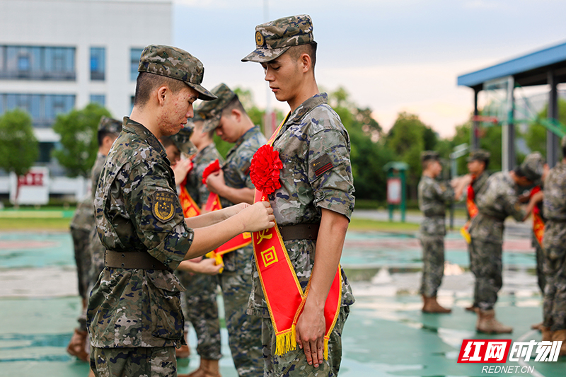新兵为老兵佩戴红花.jpg