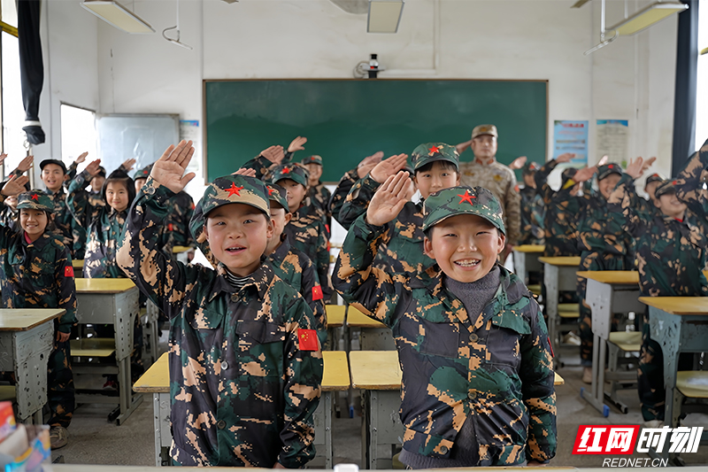 武装部干事为孩子们上国防教育课，图为孩子们敬礼画面.jpg