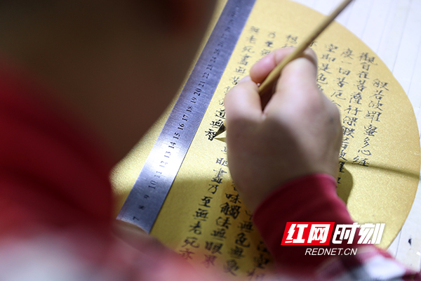 3、08年以来，每天都已经成为黄瑞冬雷打不动的习惯了，全文260个字，这些对他已经滚瓜烂熟了。但是这些字赋予的意义对他来说每一次都不同。.jpg