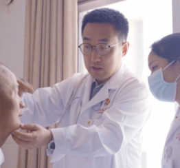 “最美医者”韩亚骞:生命脆弱处 洒下尊严光