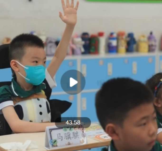 新闻调查丨70万一针救命药进医保 罕见病男孩上学了