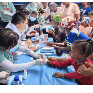 中国（湖南）第27批援塞拉利昂医疗队开展“世界防治疟疾日”大型义诊