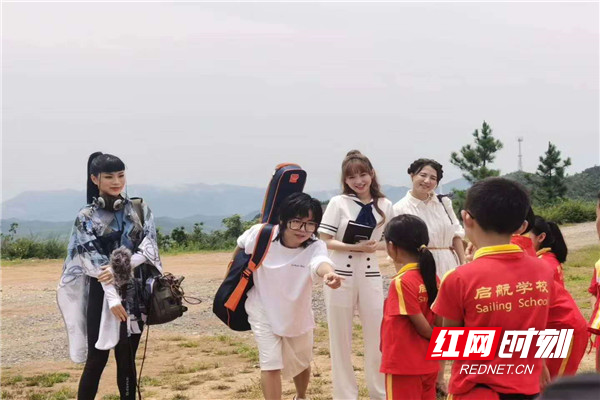 “乘风破浪的姐姐”来到祁东县启航学校，与孩子们共寻大自然中“最美的声音”。.png