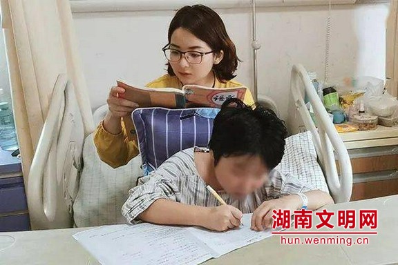 胡松洲在医院陪女儿治病。图片来源：明珠国际娱乐文明网.jpg