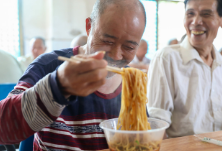 香味四溢！衡阳县爱心夫妻送出430件爱心面条