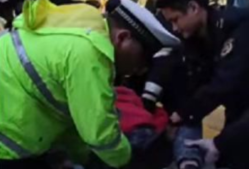 湖南衡东：老人校门口突发状况跌倒 交警市民齐救助