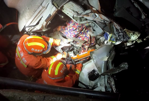 视频丨货车翻入水沟司机被困，衡山多方联动紧急救援