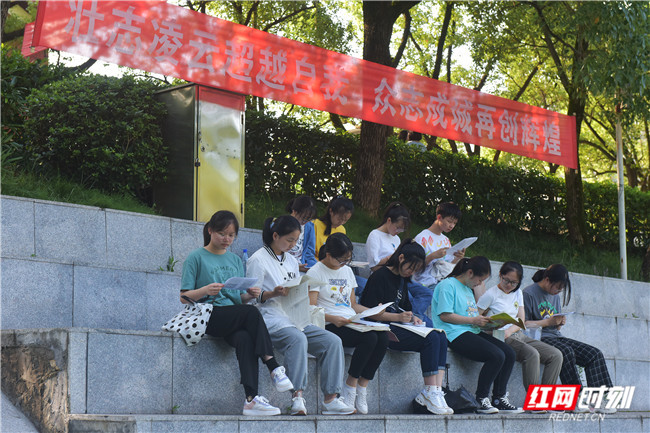6月8日，高考第二天，在湖南省衡东县第一中学考点，高考工作有条不紊的进行，等候入场的考生抓紧时间在看书复习。