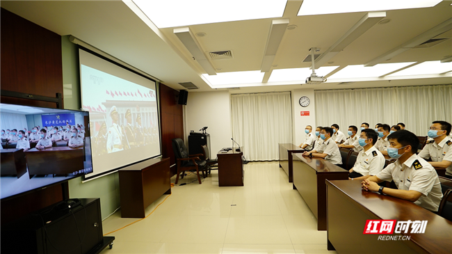 长沙海关所属长沙黄花机场海关集中收看庆祝中国共产党成立100周年大会。（记者 王进文 通讯员 代炜）