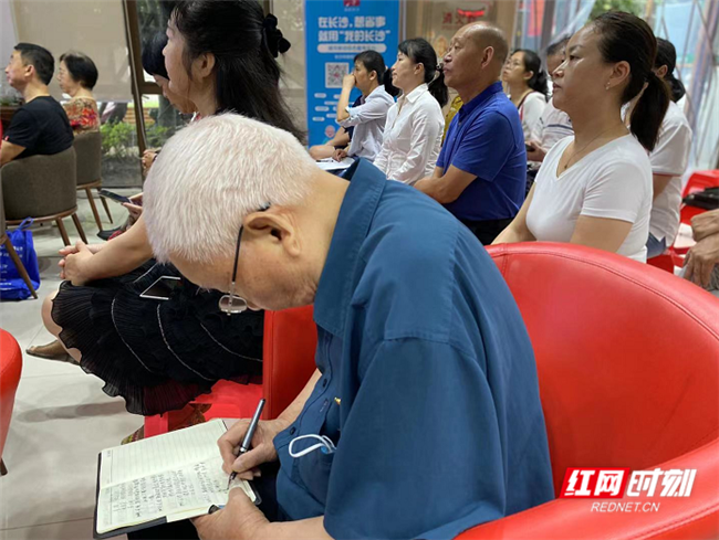 长沙雨花区，今年82岁的老党员廖明清，一边观看庆祝中国共产党成立100周年大会直播，一边做笔记。