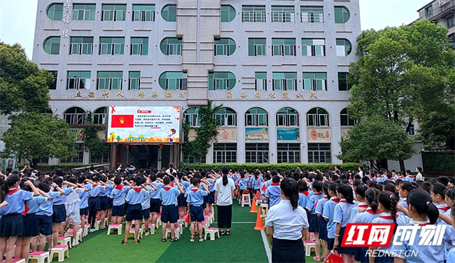 湘潭市雨湖区金庭学校全校师生集中观看庆祝中国共产党成立100周年庆祝大会后，少先队员重温入队誓词。