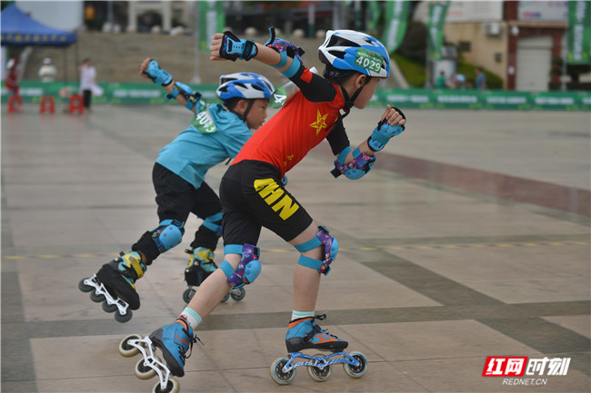 9月8日，衡阳市第十一届运动会青少年组轮滑比赛在衡东县滨江广场开赛，共有将近200名 “追风少年”参加轮滑比赛。