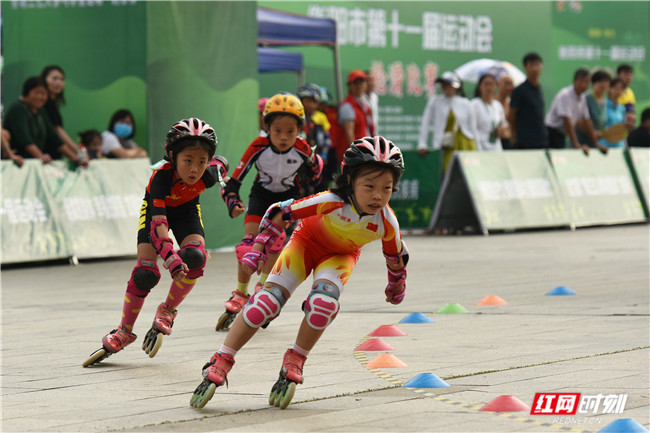 9月8日，衡阳市第十一届运动会青少年组轮滑比赛在衡东县滨江广场开赛，共有将近200名 “追风少年”参加轮滑比赛。