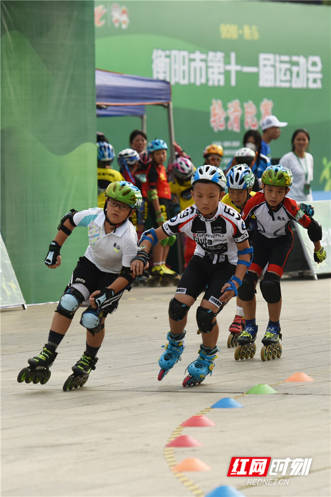 9月8日，衡阳市第十一届运动会青少年组轮滑比赛在衡东县滨江广场开赛，共有将近200名 “追风少年”参加轮滑比赛。（摄影 肖亚辉 记者 姜珊）