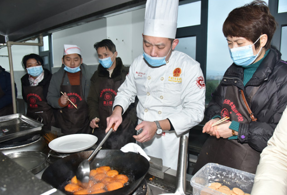 跟着大厨学做菜，“土菜名县”厨师培训助就业