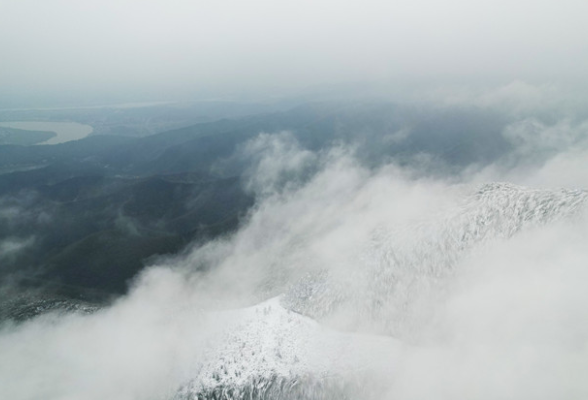登四方山 云端“追雪”