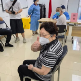 老院士又来打疫苗了！作为病毒学家，她说……