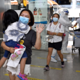 首批滞留三亚游客返程