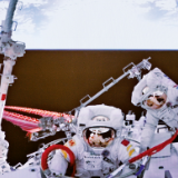 《求是》杂志编辑部：把中国特色社会主义这篇大文章继续写好写精彩