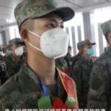 肖思远的母亲再送儿子入伍，这一幕令人泪目……
