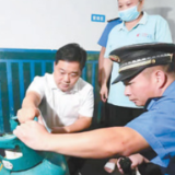 “群众口碑才是最高的荣誉”（人民满意的公务员）