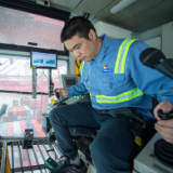 牢记嘱托建新功 | 一位桥吊司机的拧劲儿和闯劲儿