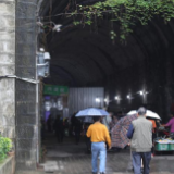 新华全媒+丨重庆：废弃隧道变身便民菜市场