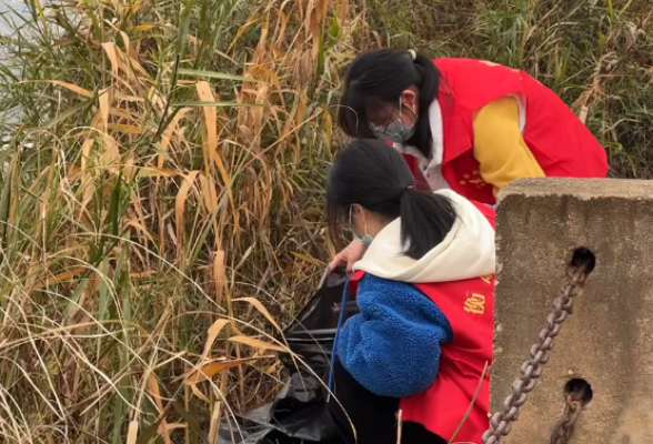 湖南衡东：守护洣水河 志愿者在行动