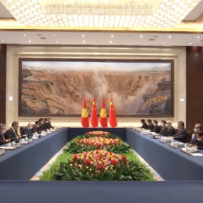 独家视频丨习近平同吉尔吉斯斯坦总统扎帕罗夫会谈