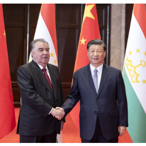 习近平同塔吉克斯坦总统拉赫蒙会谈