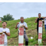 华容防汛党员的堤上午餐 10根柱子就是餐桌