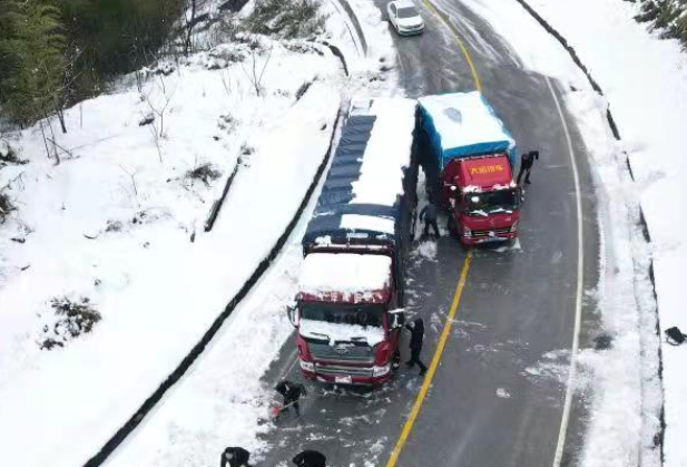 卡车被困大雪中的盘山公路 他们在行动