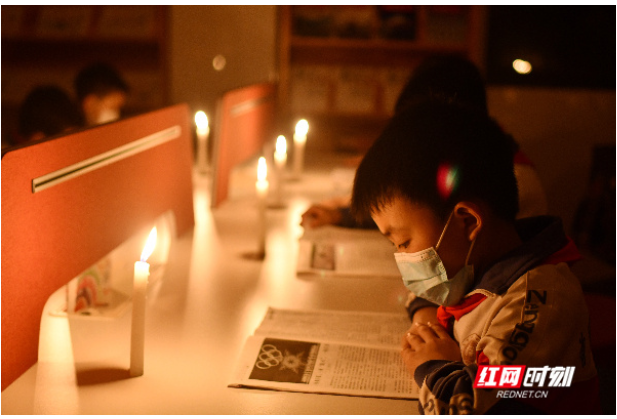 世界读书日 他们在烛光中感受阅读的美好