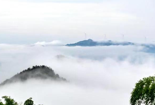 双峰：大雨过后 云雾在山间翻腾
