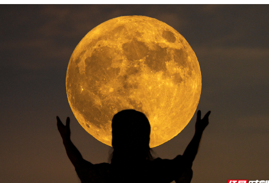 组图｜“超级月亮”现身  长沙市民近身将其“环抱”